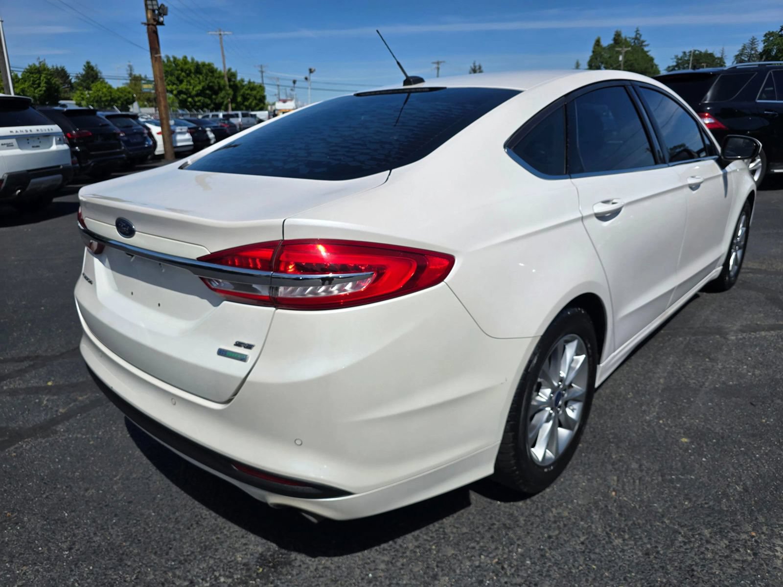 Used 2017 Ford Fusion SE w/ Fusion SE Technology Package FWD image 5