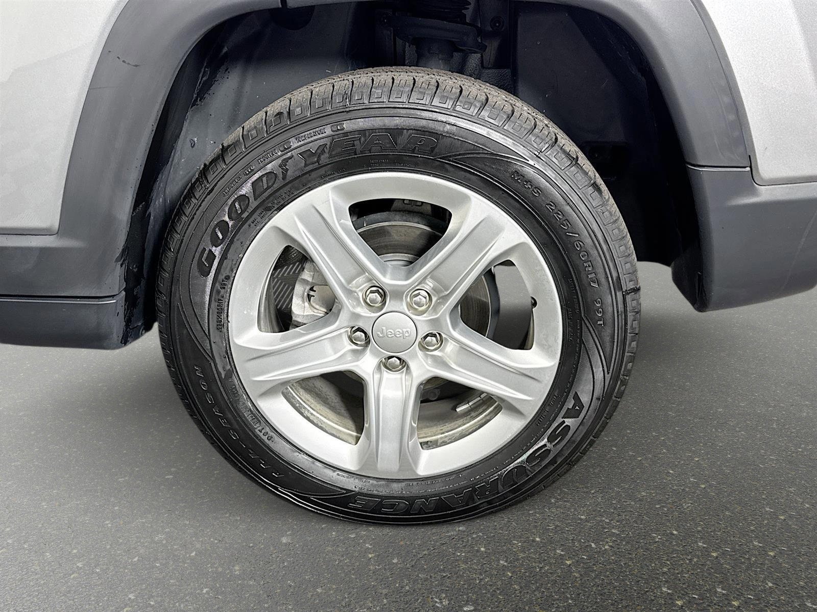 Used 2023 Jeep Compass Latitude image 30