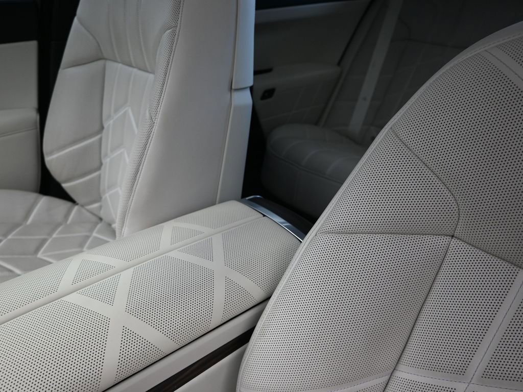 Used 2023 BMW 740i image 14