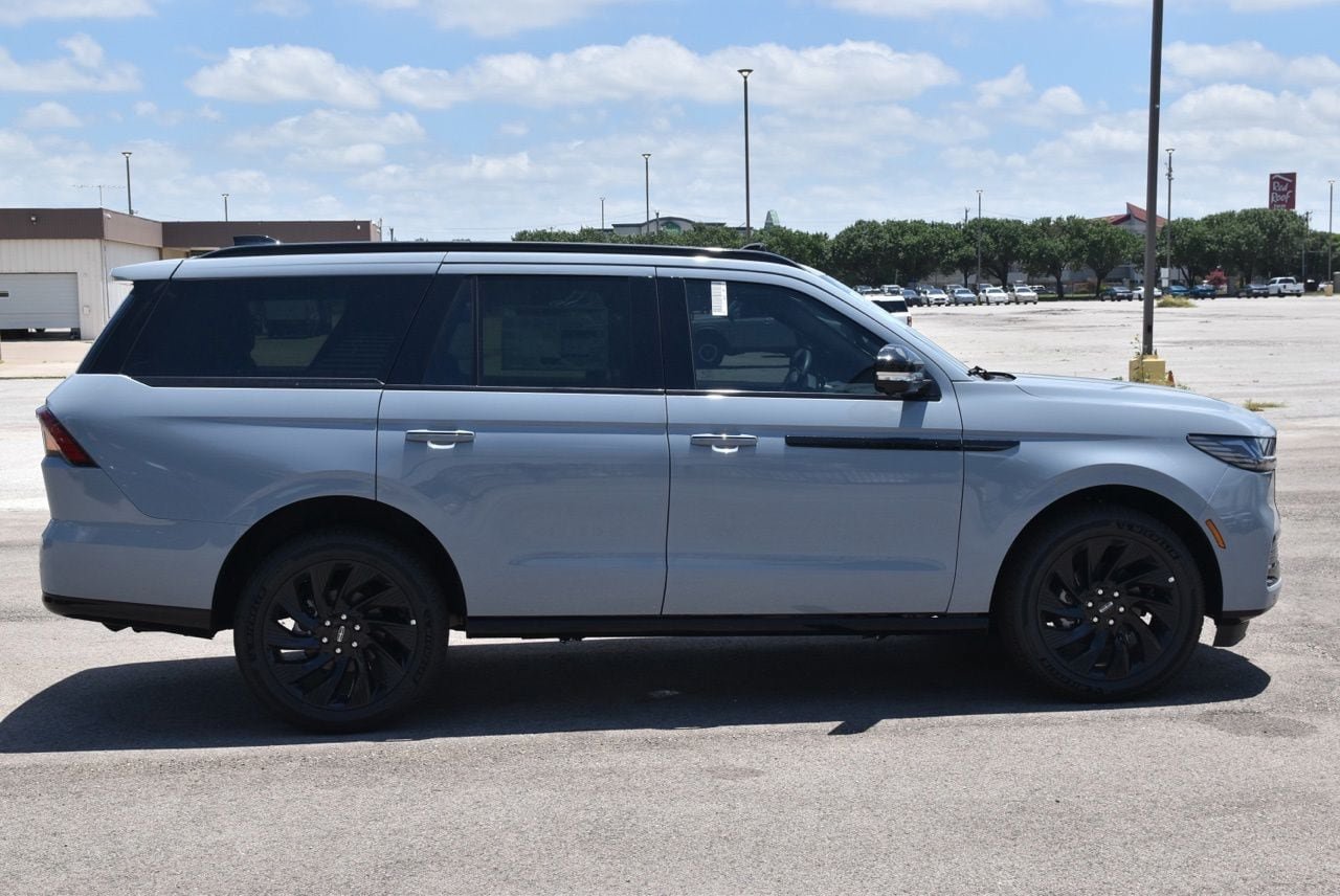 New 2026 Lincoln Navigator Reserve w/ Jet Appearance Package AWD/4WD image 5