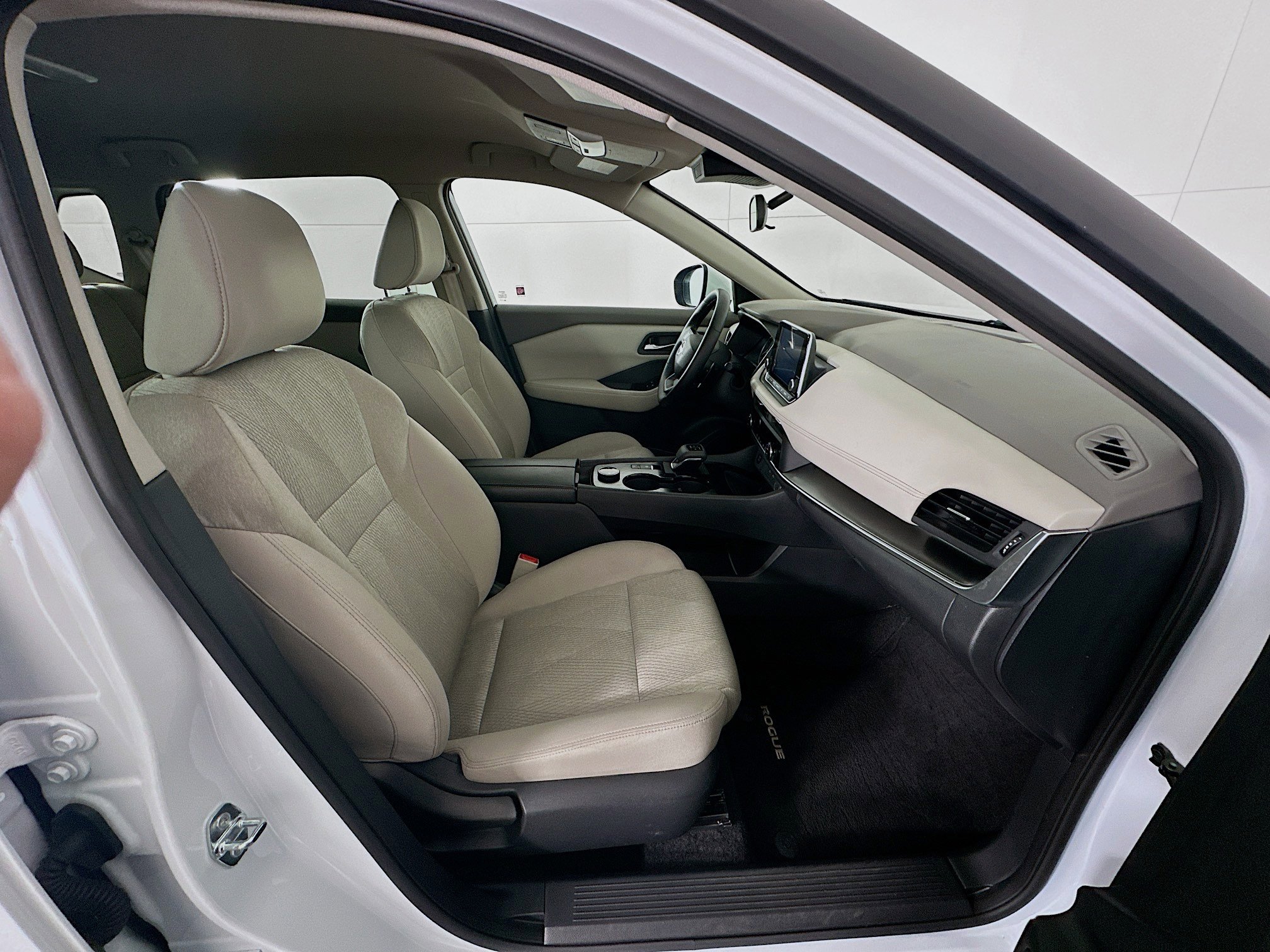 Used 2025 Nissan Rogue SV image 32