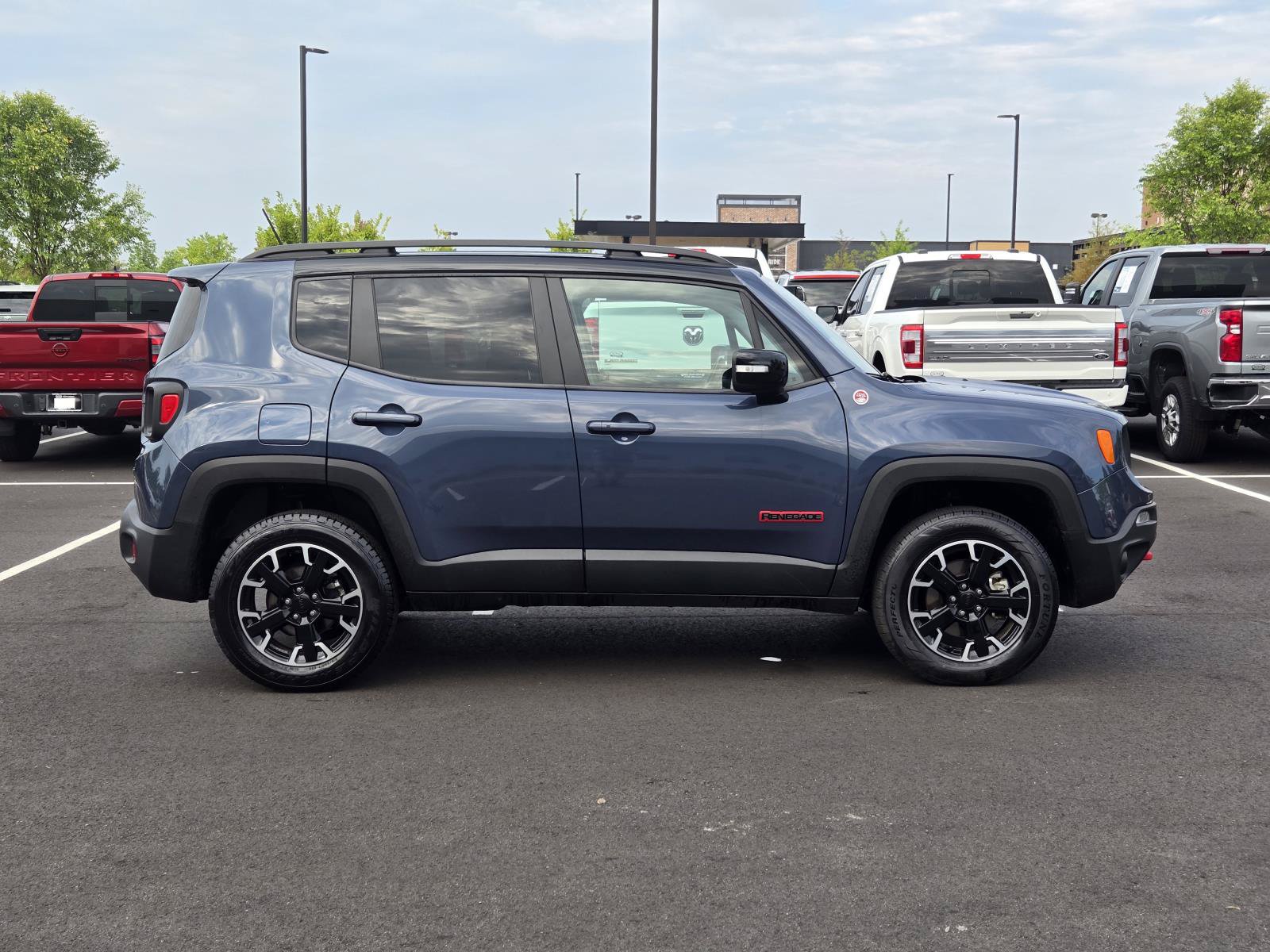Used 2023 Jeep Renegade Trailhawk AWD/4WD image 7