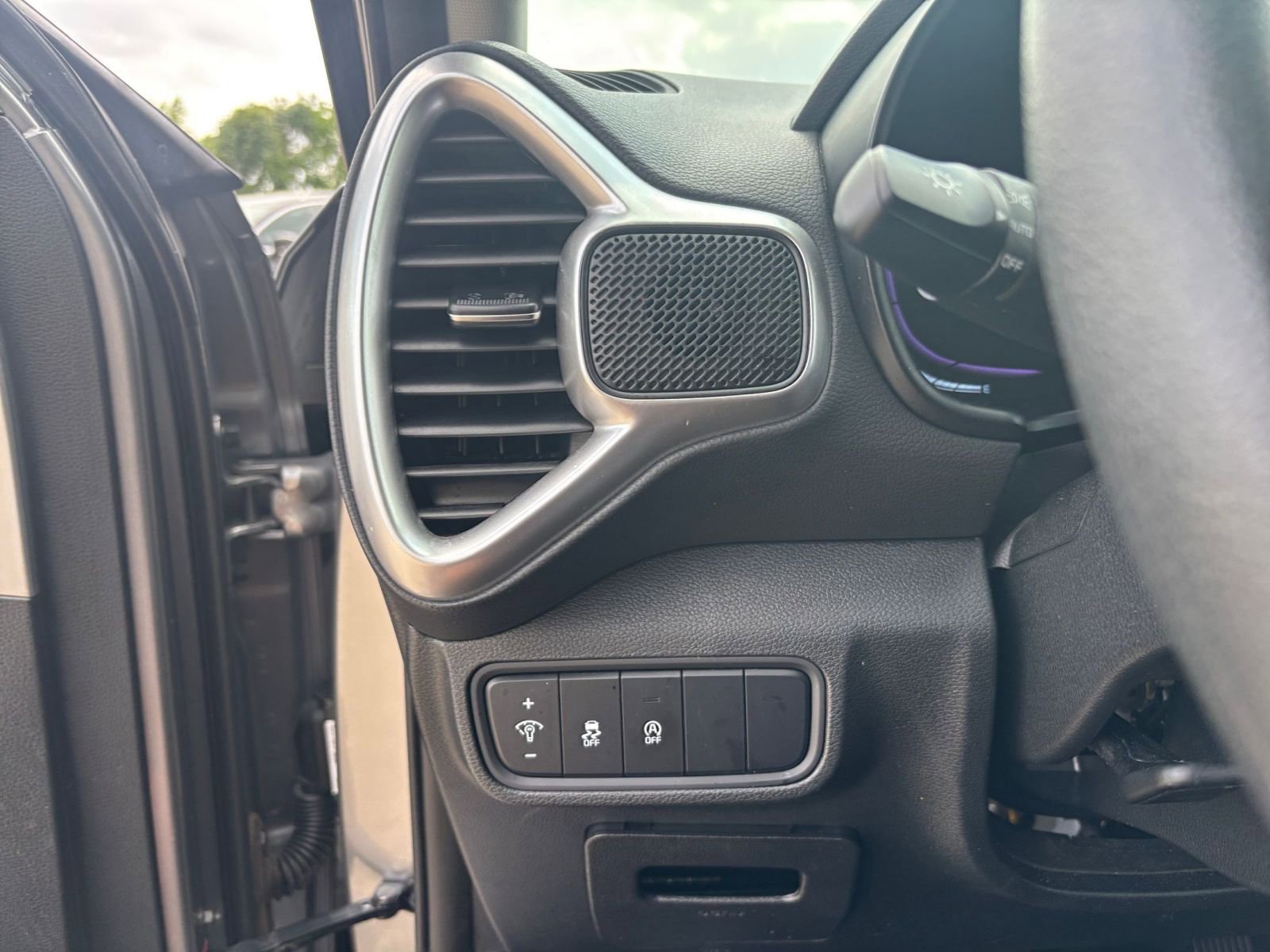 Used 2025 Kia Soul LX w/ LX Technology Package FWD image 32