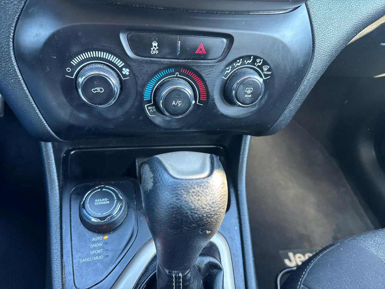 Used 2015 Jeep Cherokee Sport image 17