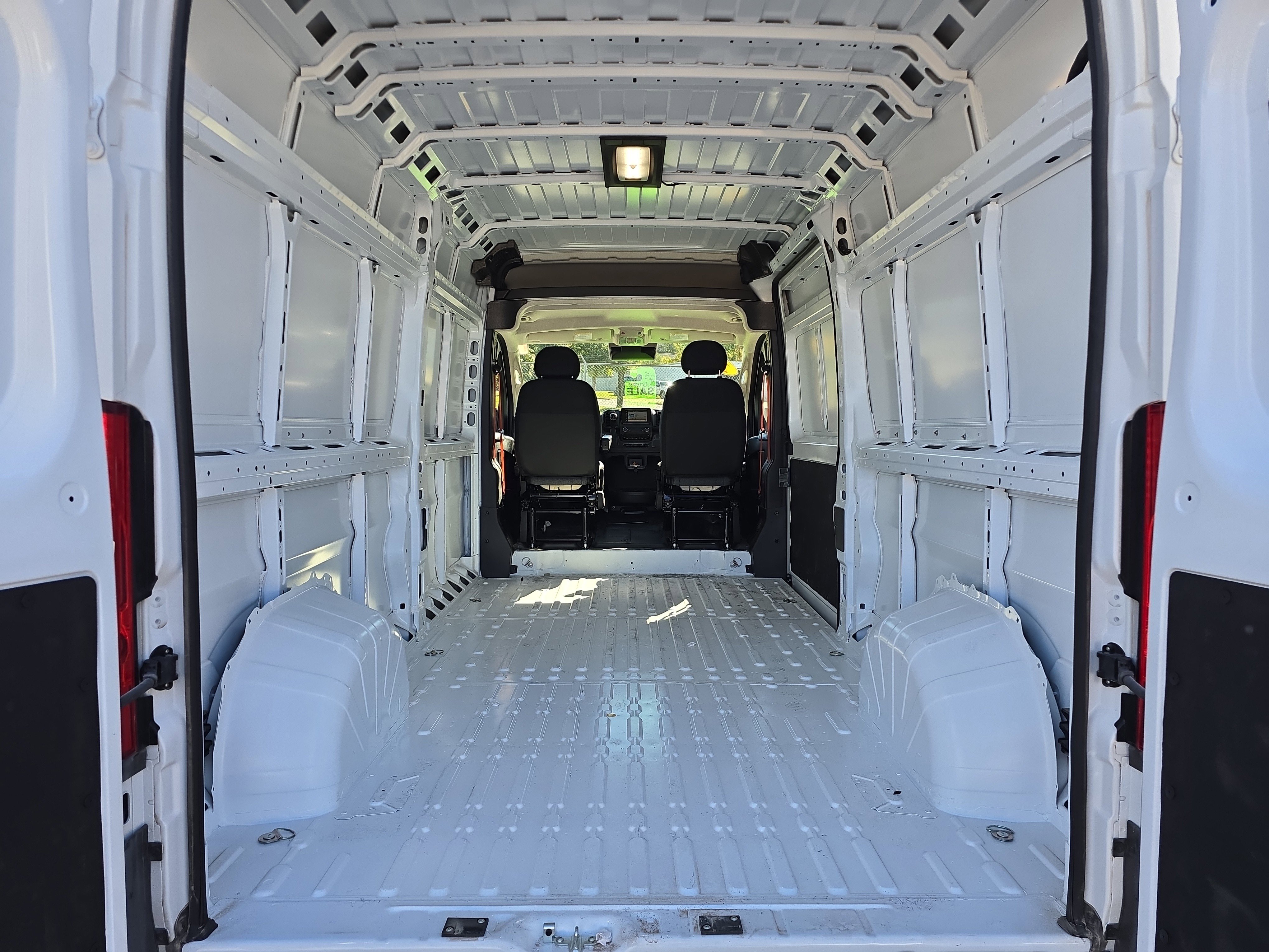 Used 2025 RAM ProMaster 2500 w/ Convenience Group image 7