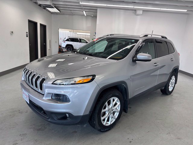 Used 2016 Jeep Cherokee Latitude w/ Cold Weather Group AWD/4WD image 3