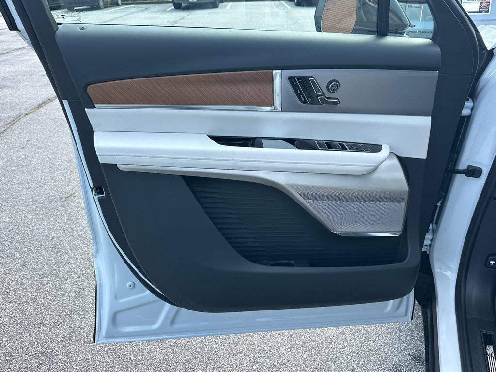New 2027 Cadillac Vistiq Sport w/ LPO, Floor Liner Package AWD/4WD image 10