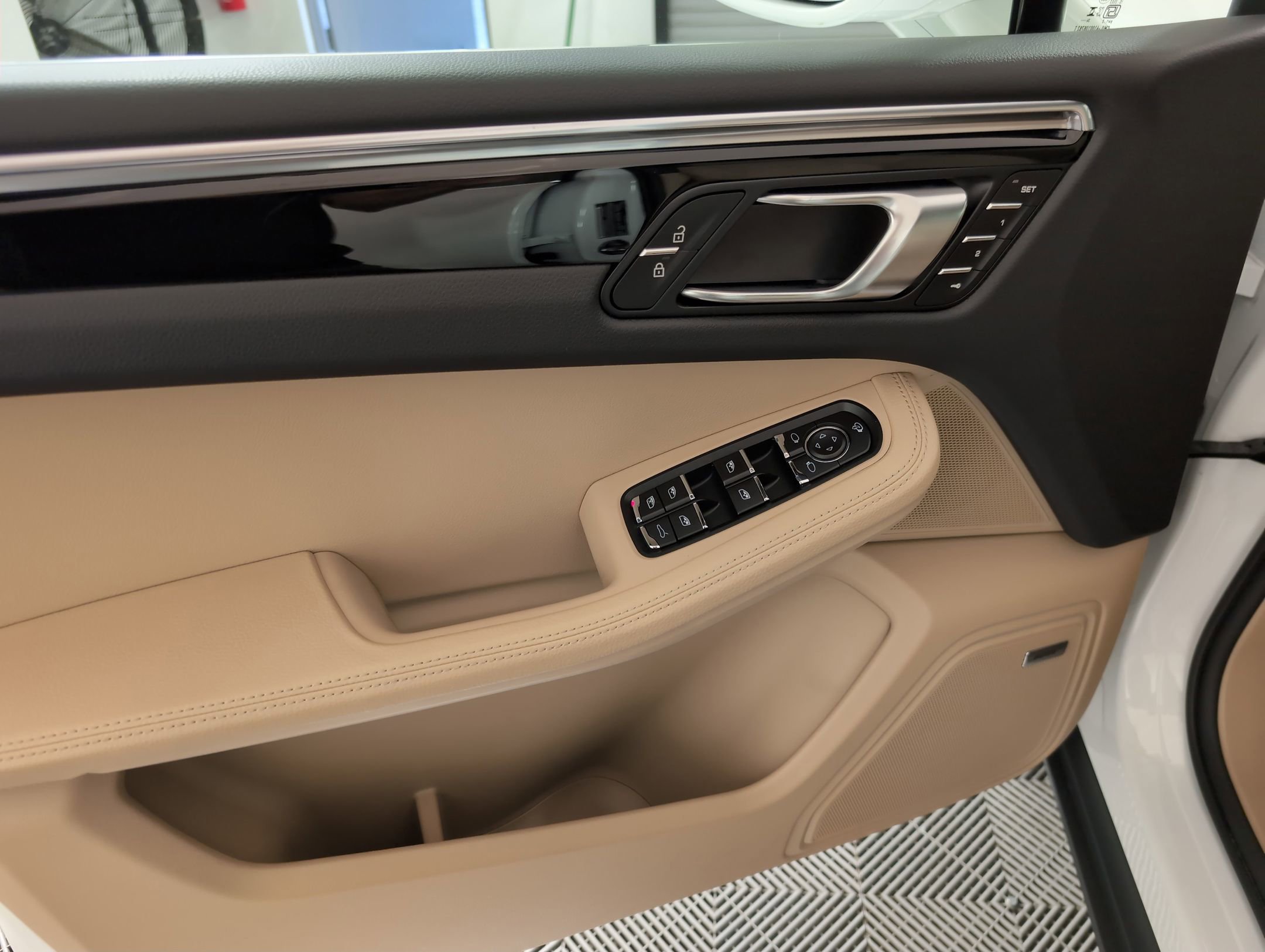 Certified 2025 Porsche Macan image 16