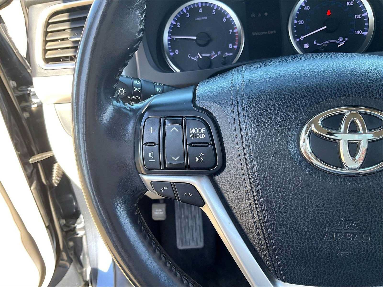 Used 2018 Toyota Highlander Plus w/ Carpet Mat Package (TMS) FWD image 21