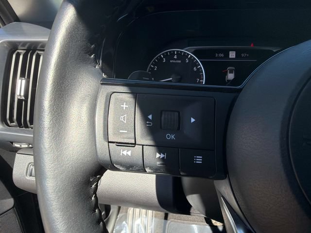 Used 2023 Nissan Pathfinder SL AWD/4WD image 34