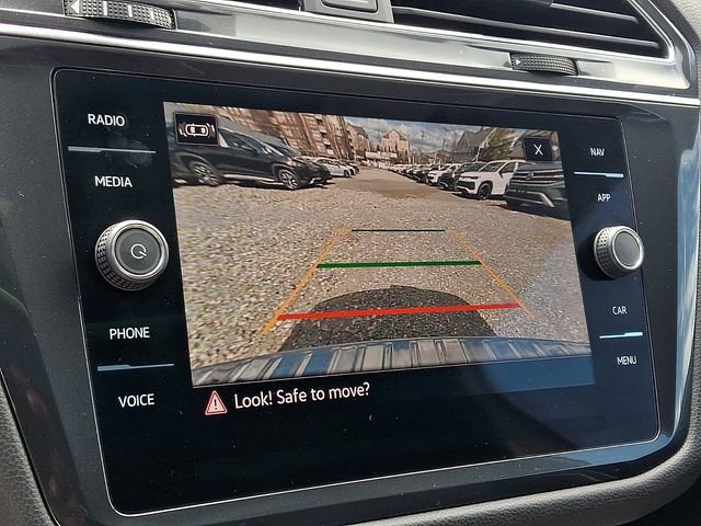 Certified 2023 Volkswagen Tiguan SEL R-Line image 17