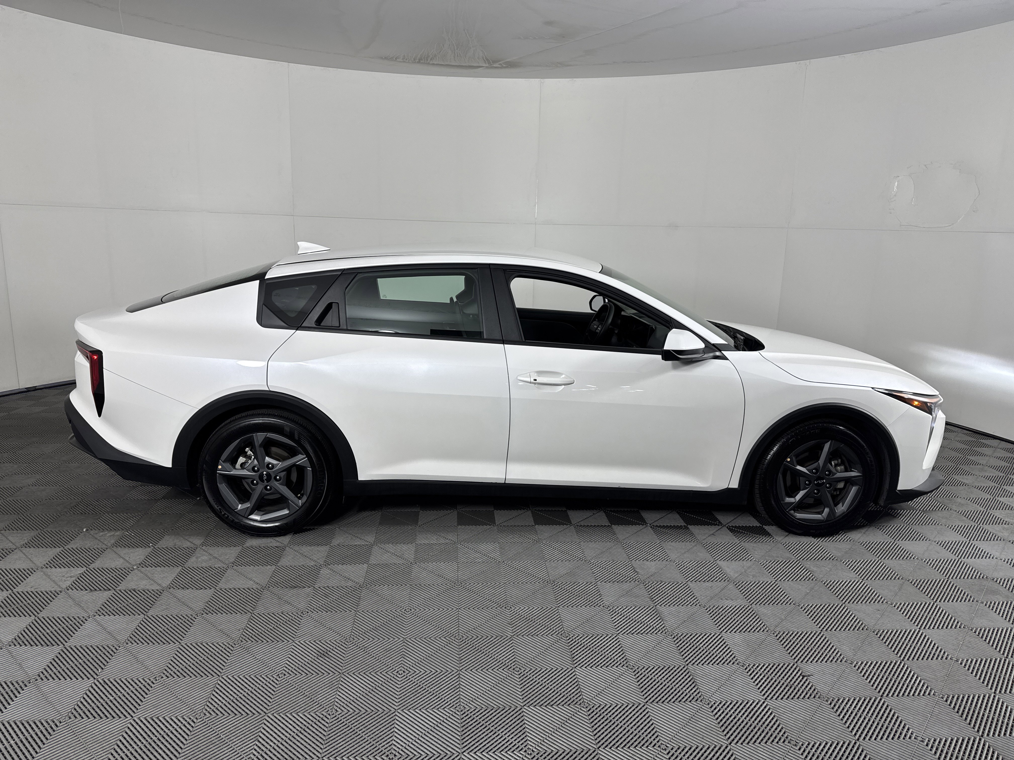 Used 2025 Kia K4 LXS FWD image 3