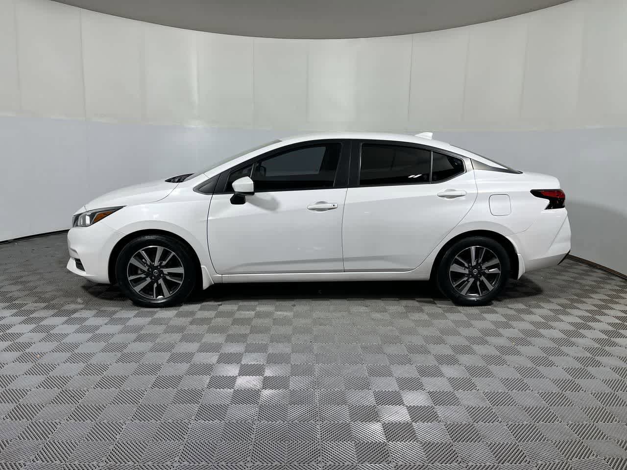 Used 2022 Nissan Versa SV FWD image 5
