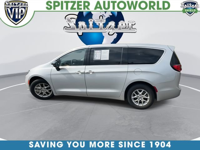 Used 2024 Chrysler Pacifica Touring-L image 7