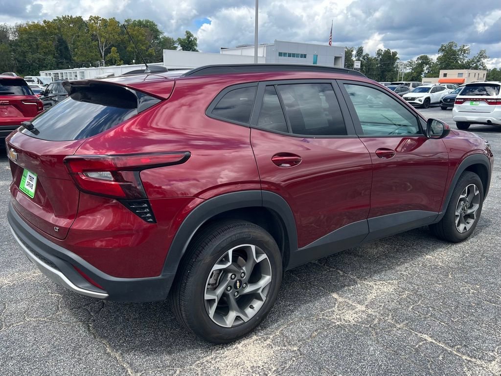 Used 2025 Chevrolet Trax LT FWD image 3