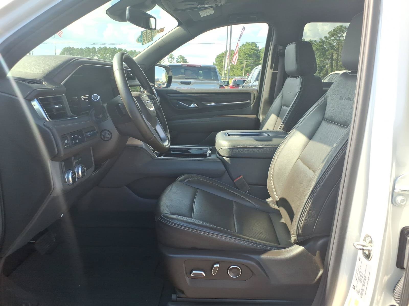 Used 2023 GMC Yukon Denali RWD image 19