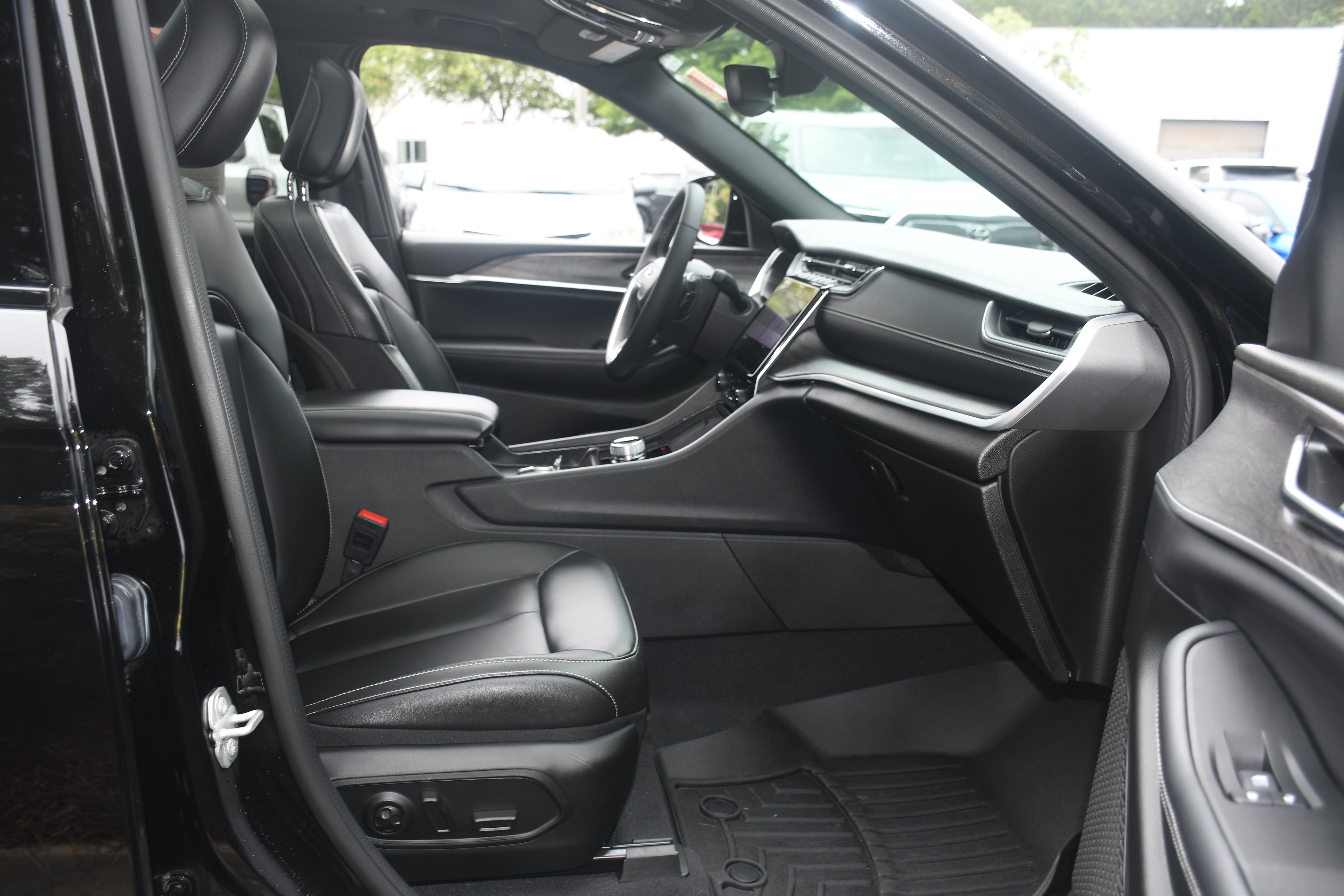 Used 2024 Jeep Grand Cherokee L Limited AWD/4WD image 23