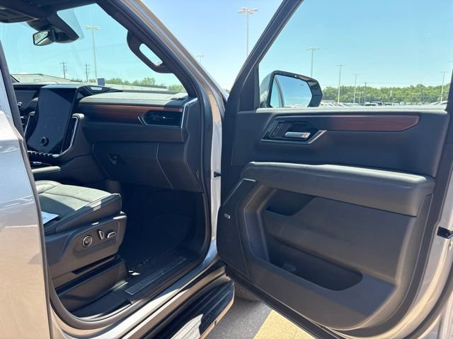 Used 2025 GMC Yukon XL Denali AWD/4WD image 34