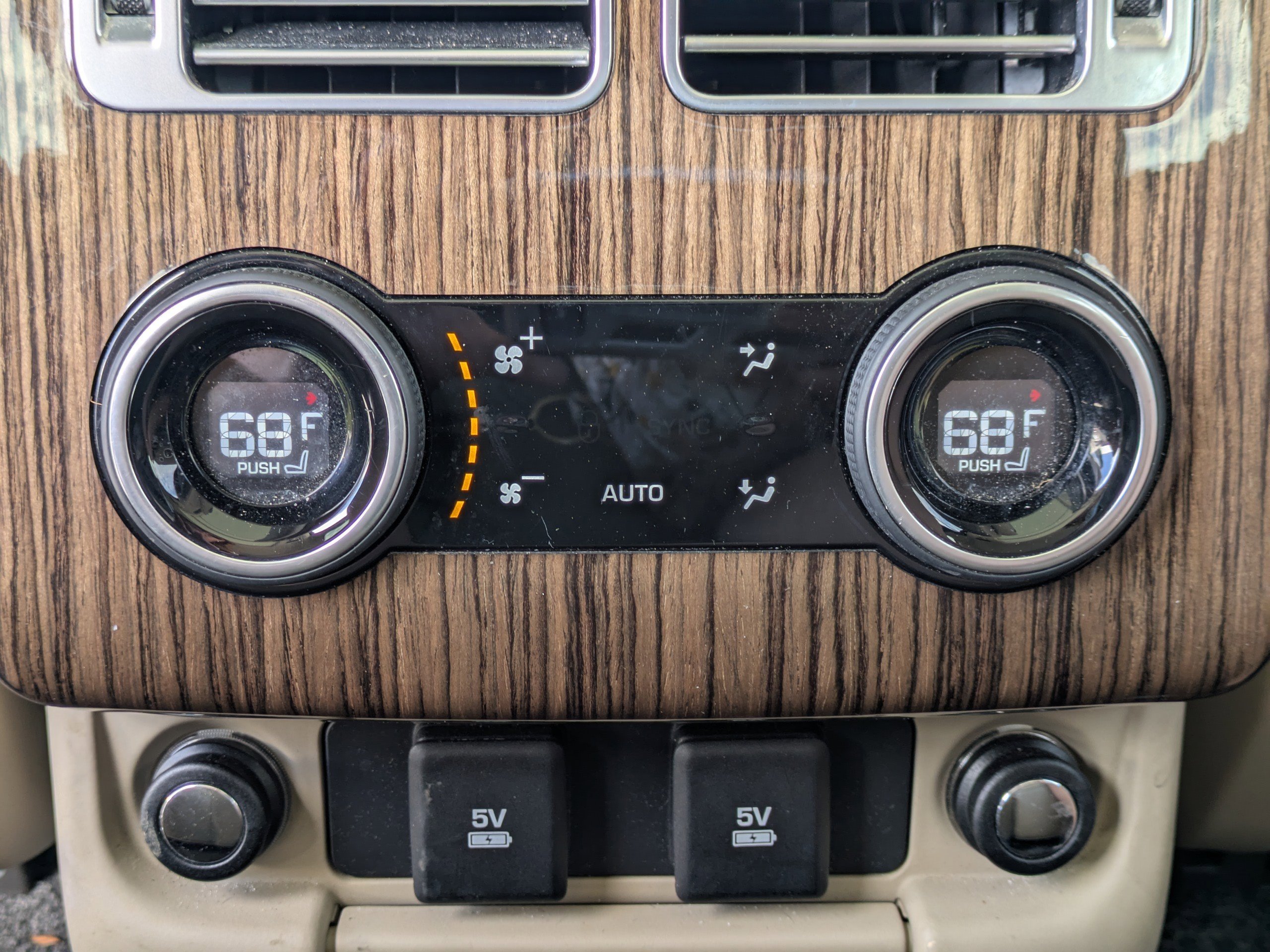 Used 2018 Land Rover Range Rover HSE image 16