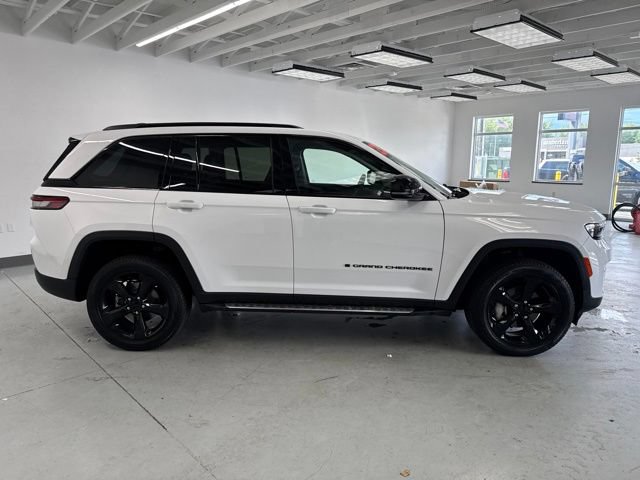 Used 2023 Jeep Grand Cherokee Limited w/ Black Appearance Package AWD/4WD image 16
