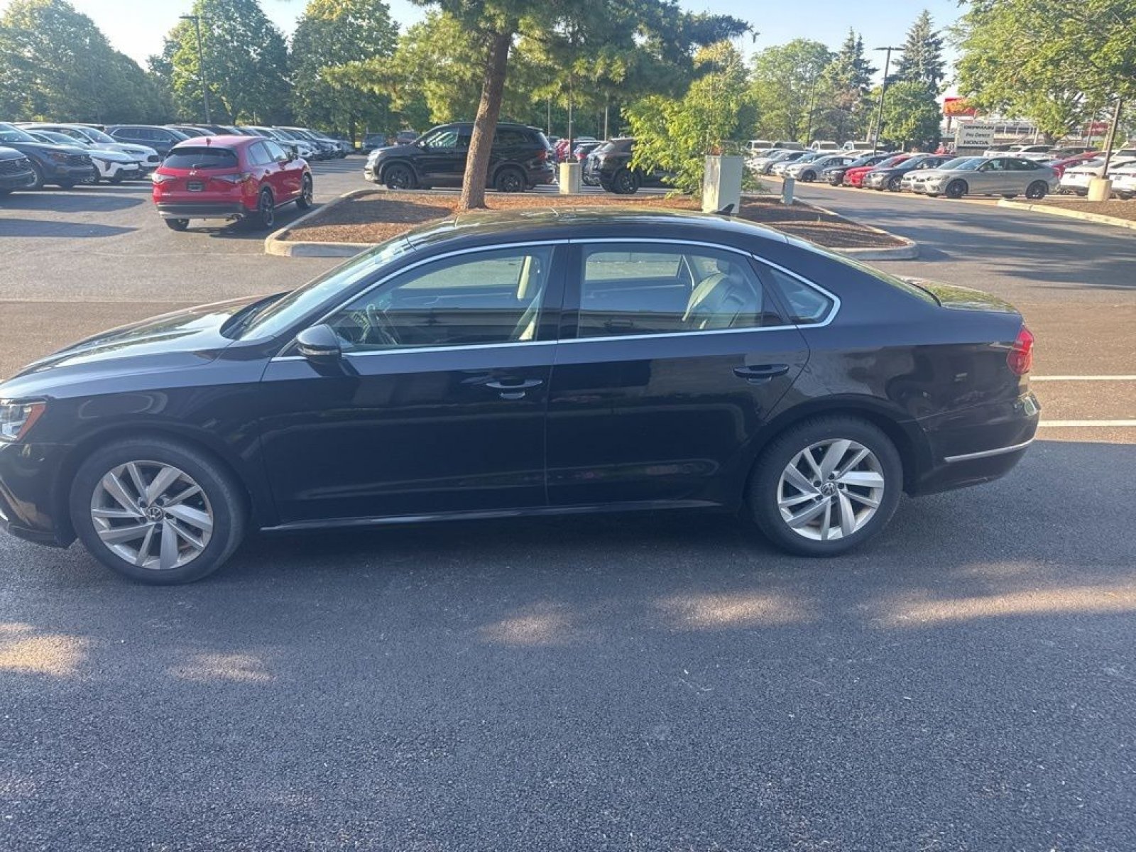 Used 2018 Volkswagen Passat 2.0T SE FWD image 2
