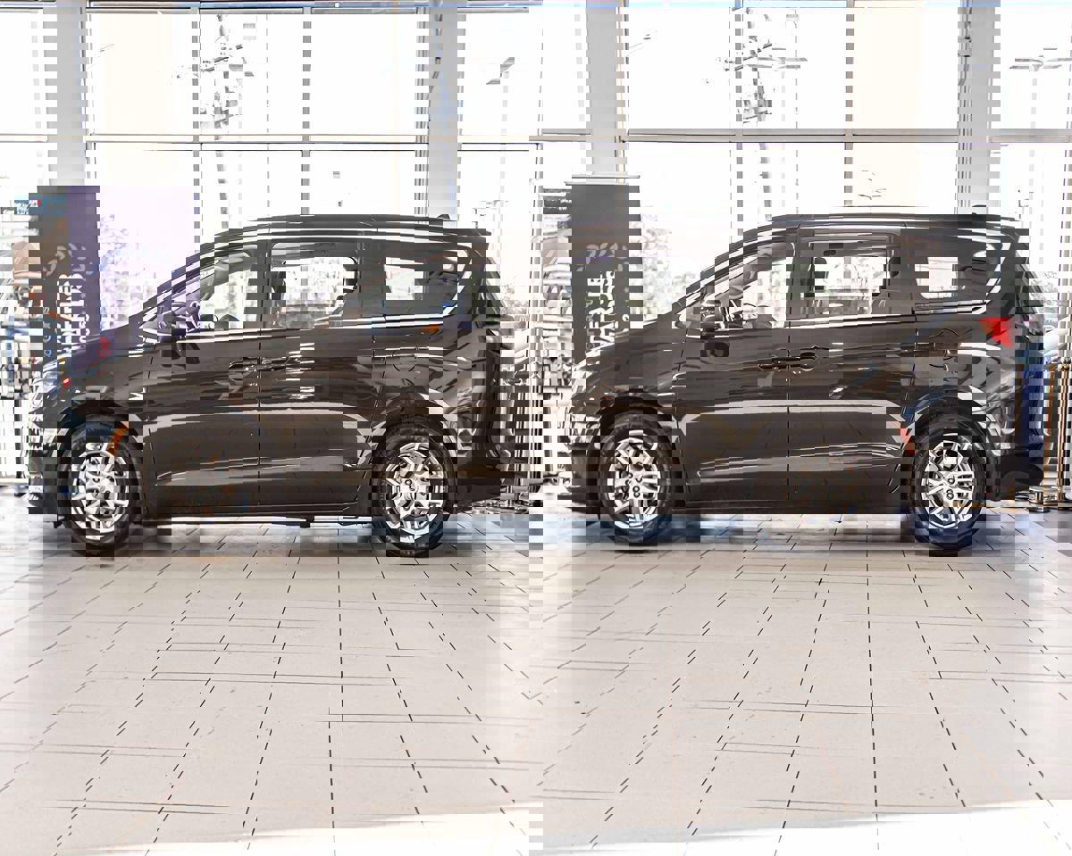 Used 2022 Chrysler Voyager LX image 7