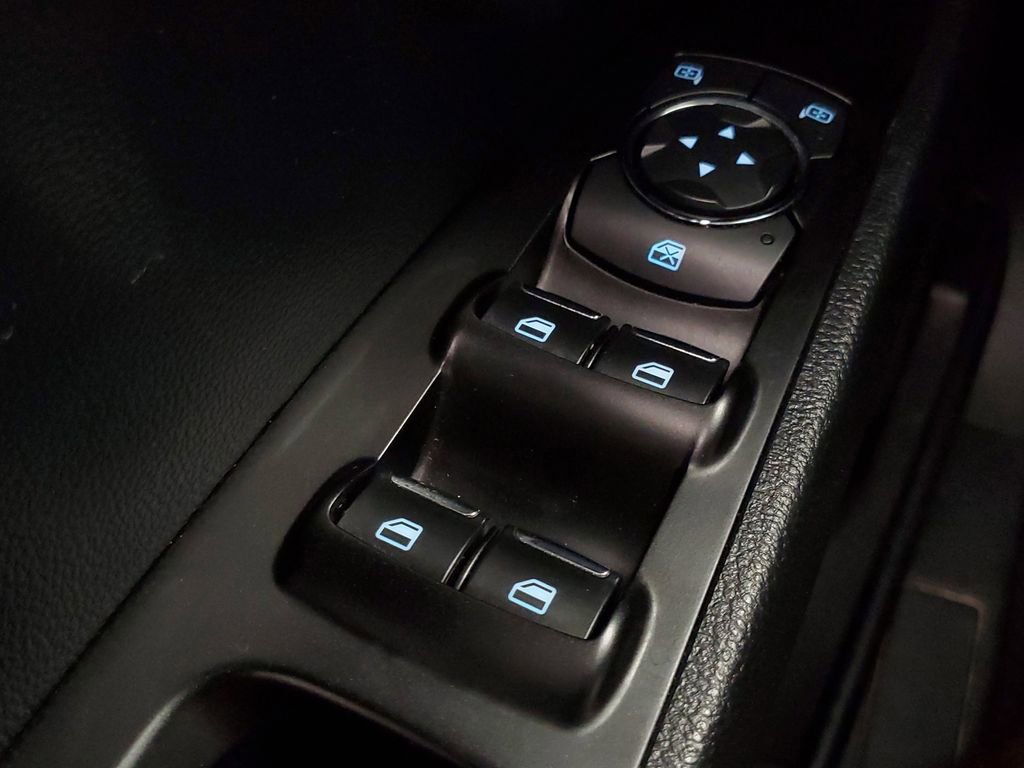 Used 2018 Ford Fusion SE w/ Fusion SE Technology Package FWD image 15