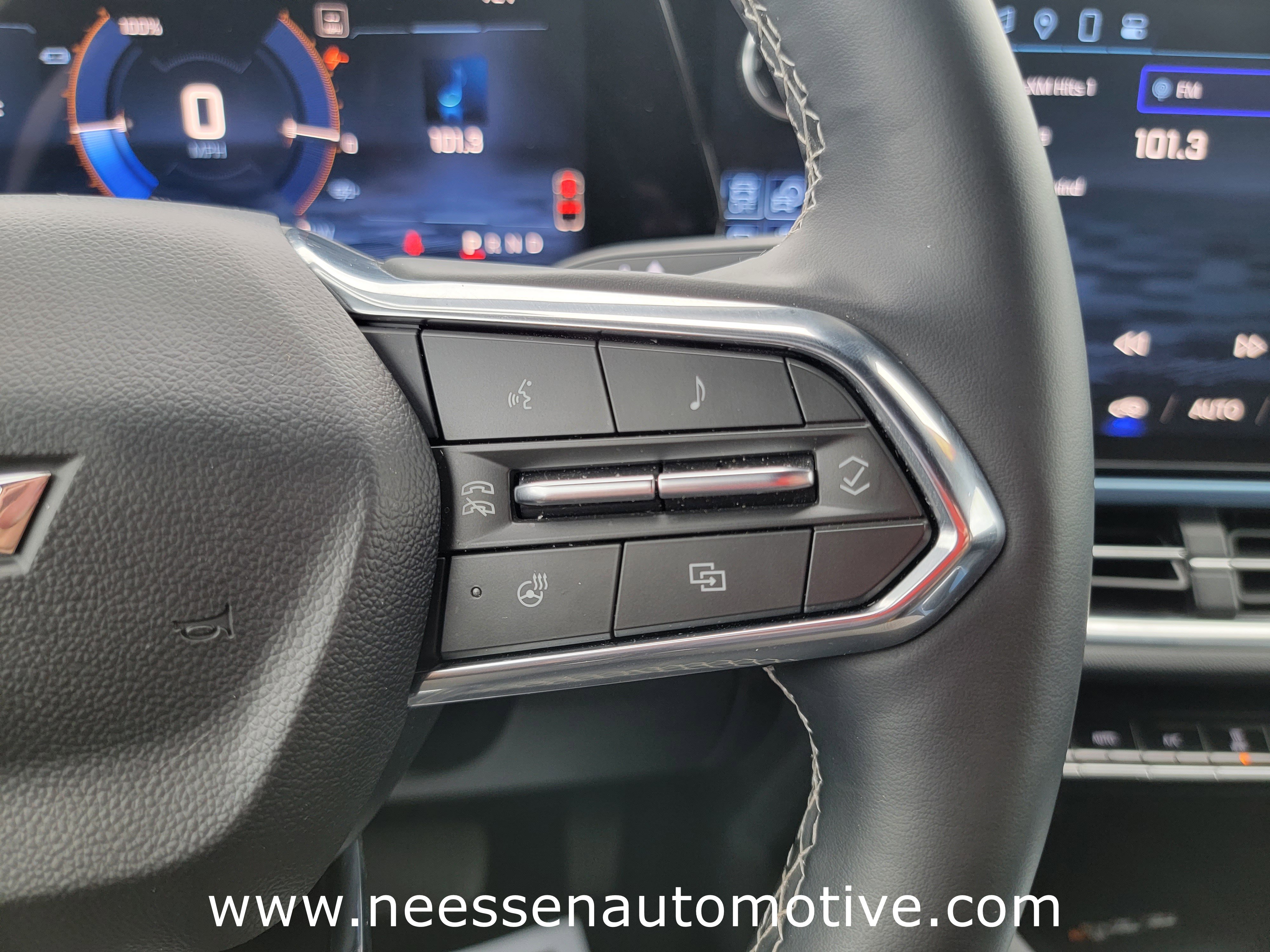 Used 2025 Chevrolet Equinox EV LT w/ Convenience Package image 20