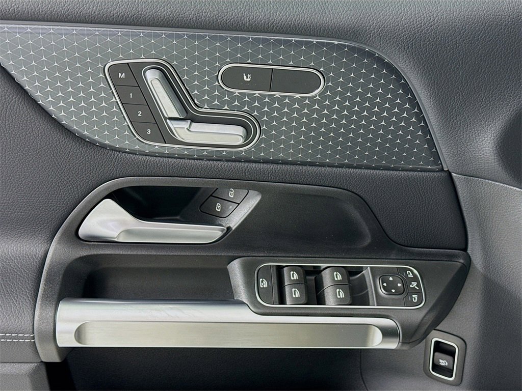 Used 2025 Mercedes-Benz GLB 250 4MATIC image 16