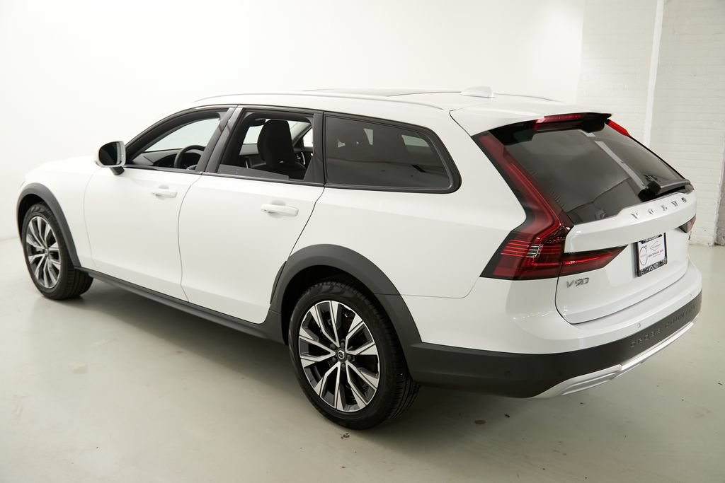 Certified 2025 Volvo V90 B6 Cross Country Plus AWD/4WD image 7