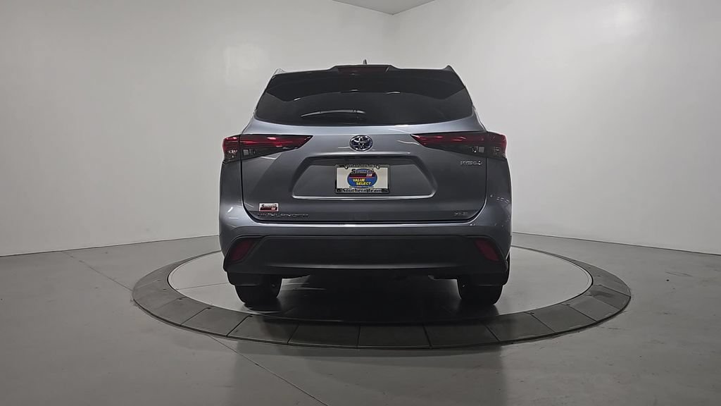 Used 2023 Toyota Highlander XLE AWD/4WD image 4