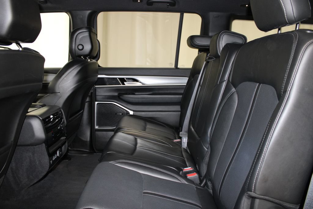 Used 2025 Jeep Wagoneer Series II w/ 8-Passenger Seating Package AWD/4WD image 21