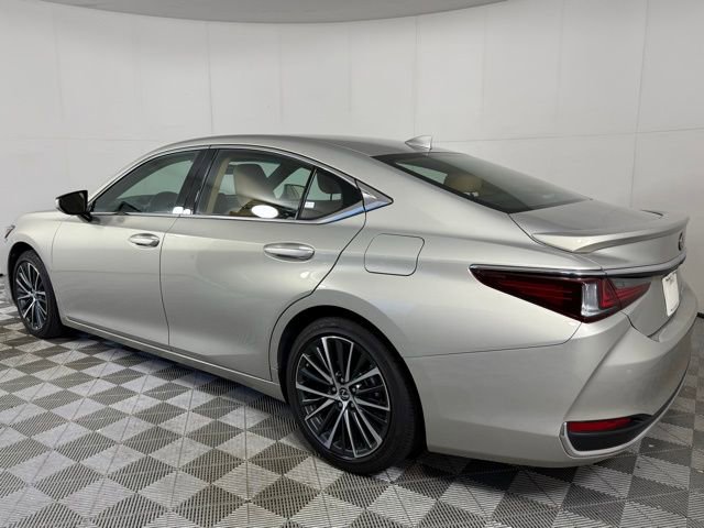 Used 2025 Lexus ES 300h w/ Premium Package image 4
