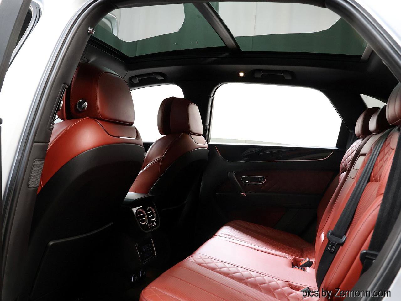 Used 2017 Bentley Bentayga image 16