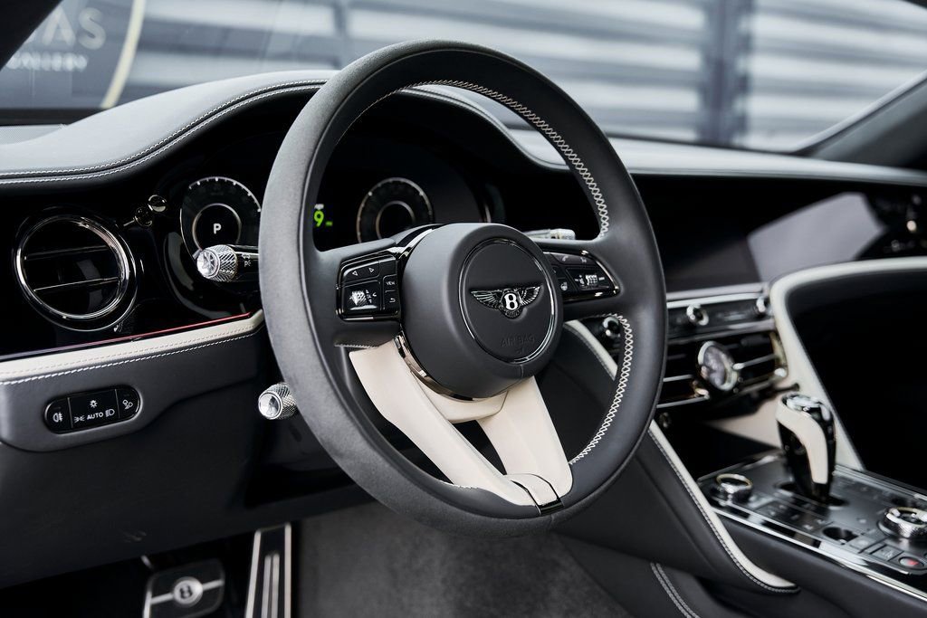 Used 2025 Bentley Flying Spur Plug-In Hybrid image 39