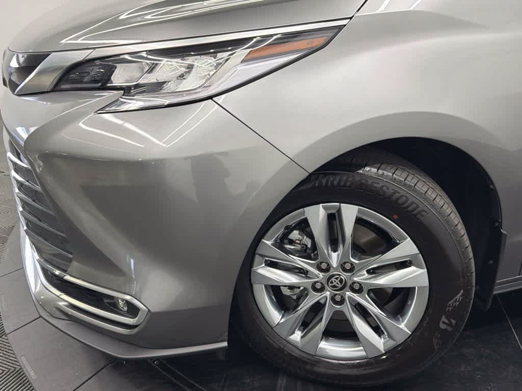 Used 2026 Toyota Sienna Limited FWD image 5