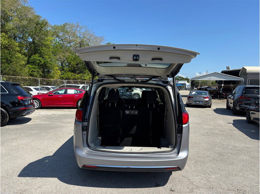 Used 2020 Chrysler Pacifica Touring-L FWD image 41