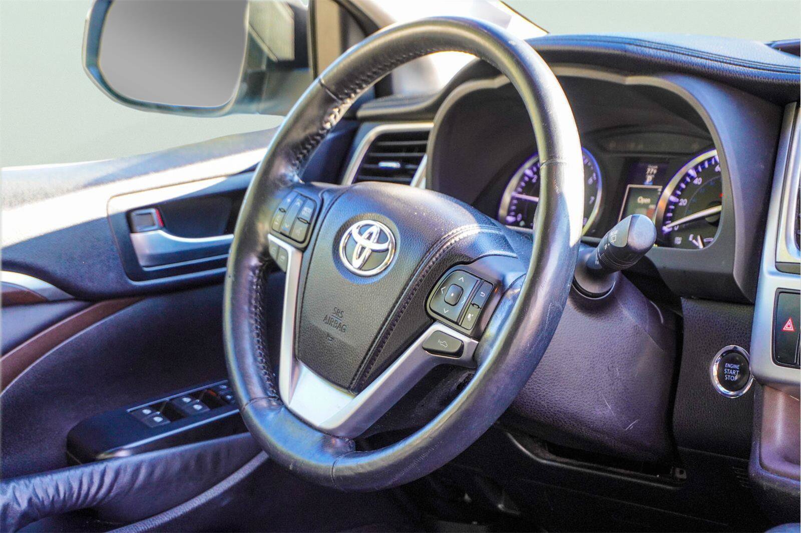 Used 2014 Toyota Highlander Limited Platinum FWD image 15