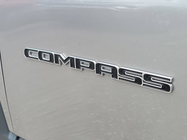 Used 2022 Jeep Compass Latitude FWD image 9