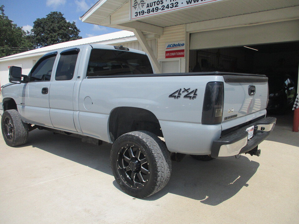 Used 2005 Chevrolet Silverado 2500 LS w/ Heavy-Duty Power Package AWD/4WD image 14