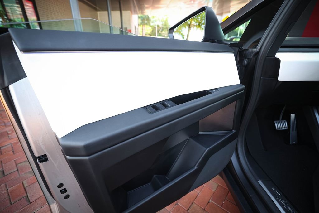 Used 2024 Tesla Cybertruck AWD Crew Cab image 33