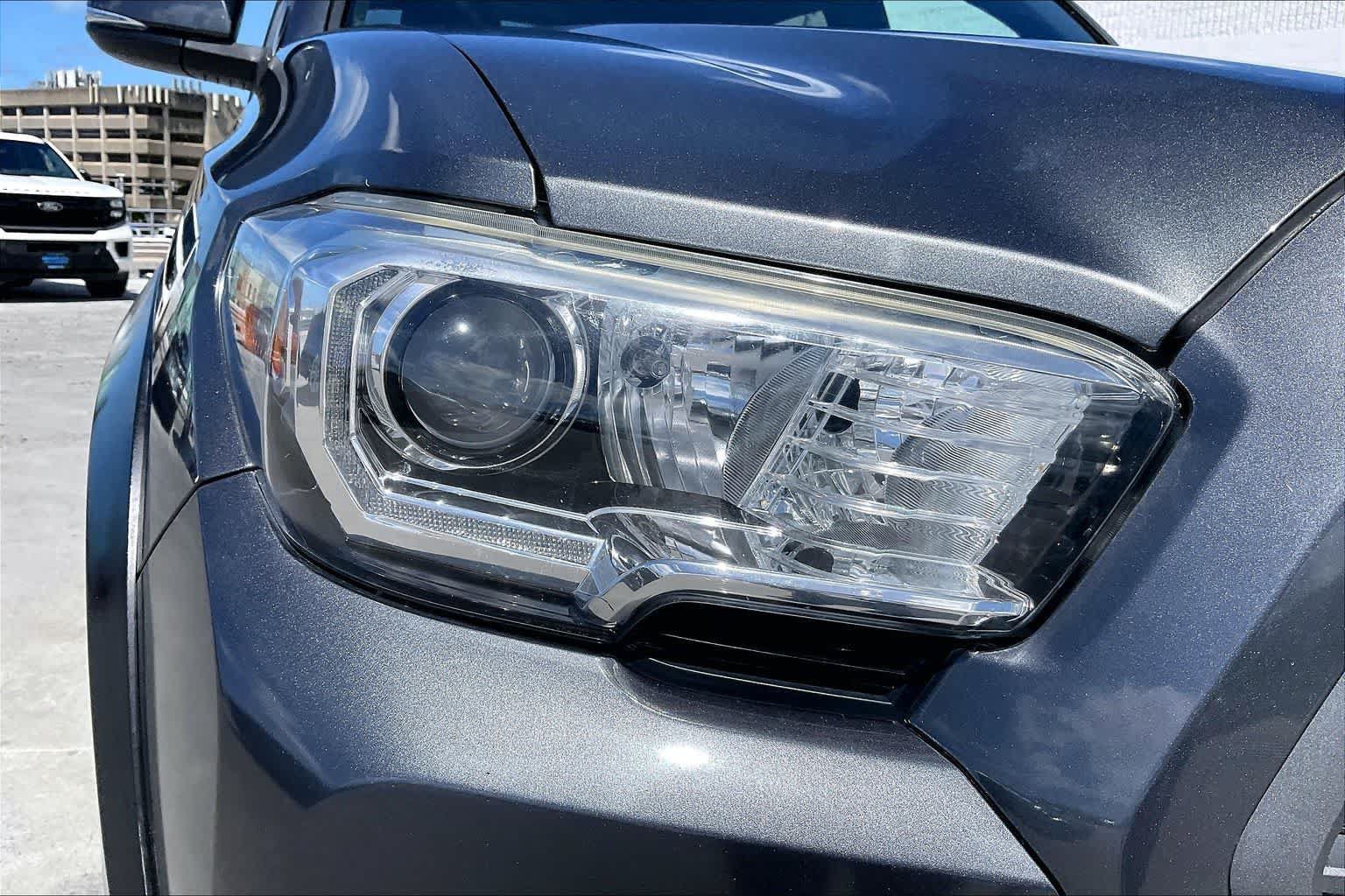 Used 2020 Toyota Tacoma TRD Off-Road w/ Technology Package AWD/4WD image 31
