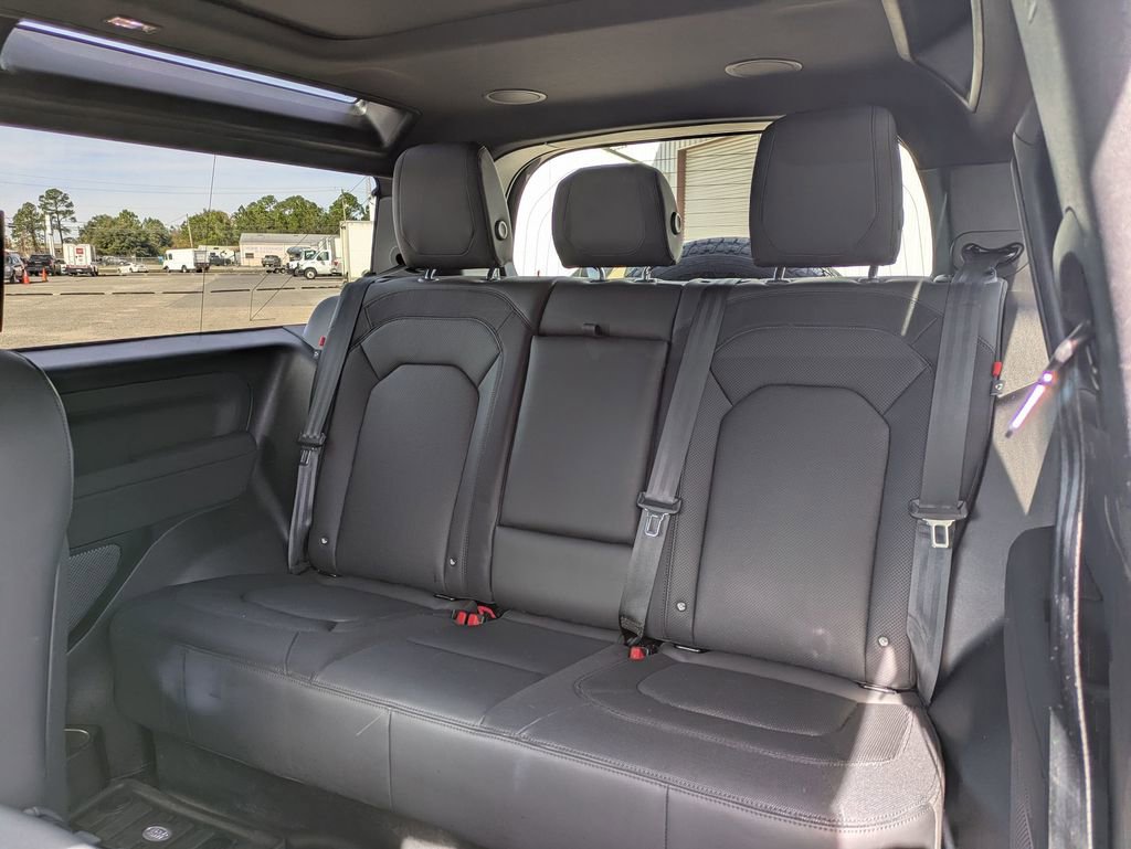 Used 2023 Land Rover Defender 90 X-Dynamic SE image 29