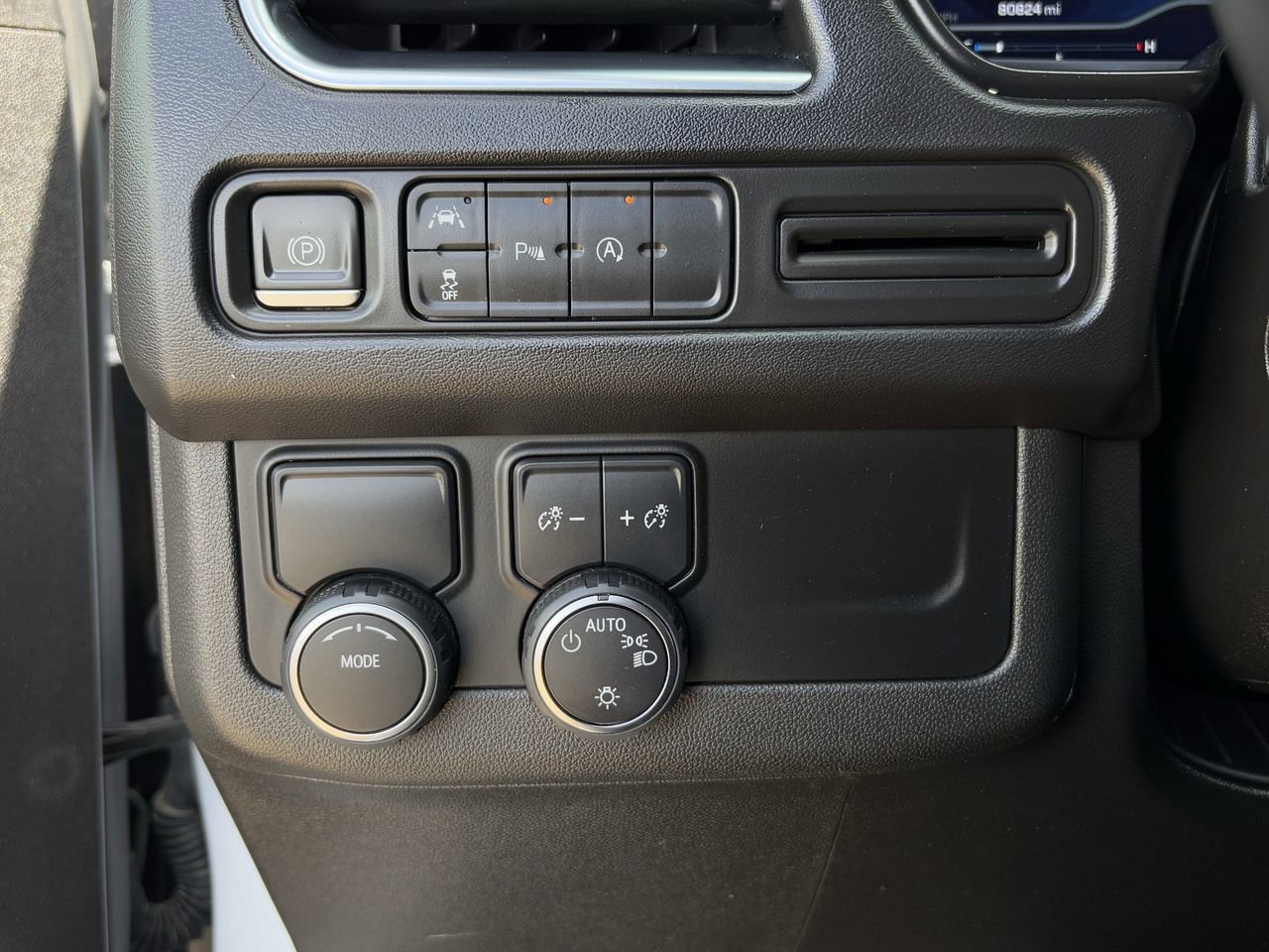 Used 2023 Chevrolet Suburban Premier image 24