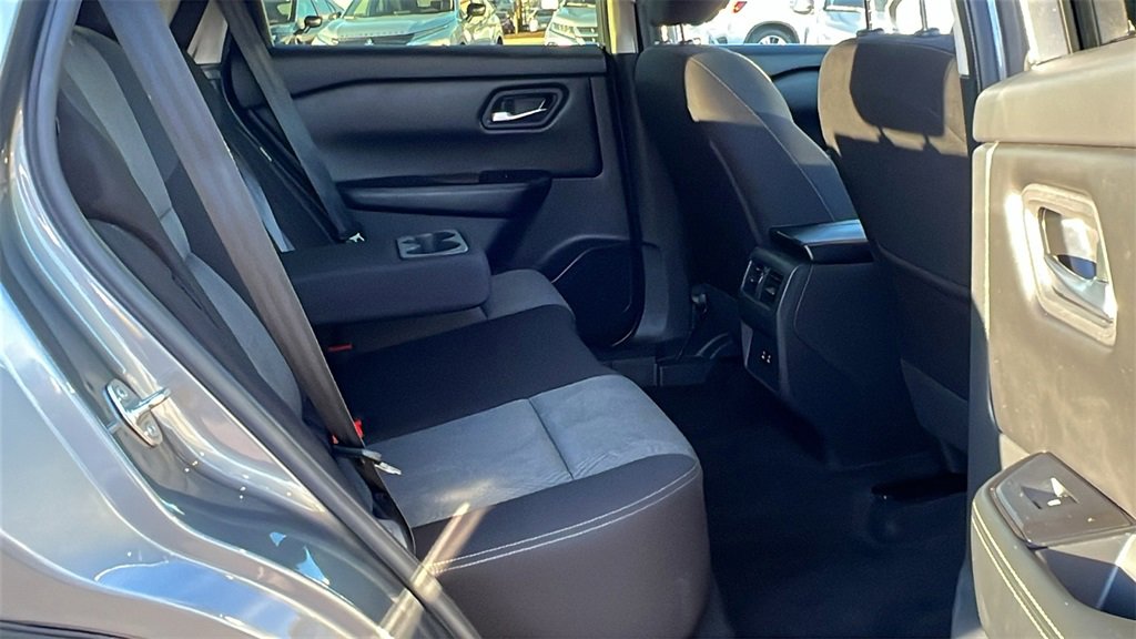 Used 2024 Nissan Rogue SV image 12