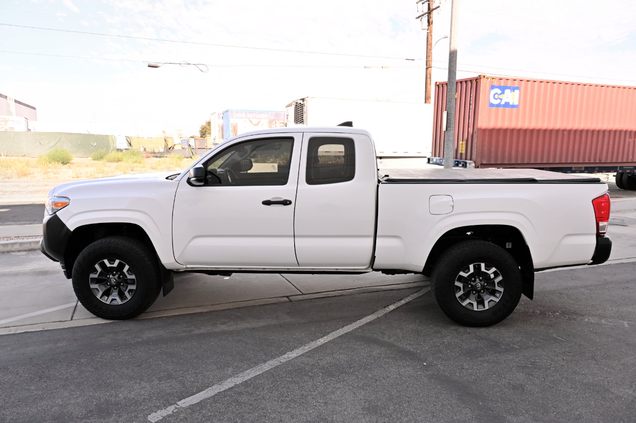 Used 2017 Toyota Tacoma SR AWD/4WD image 4