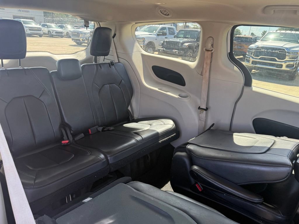 Used 2022 Chrysler Pacifica Touring-L FWD image 11