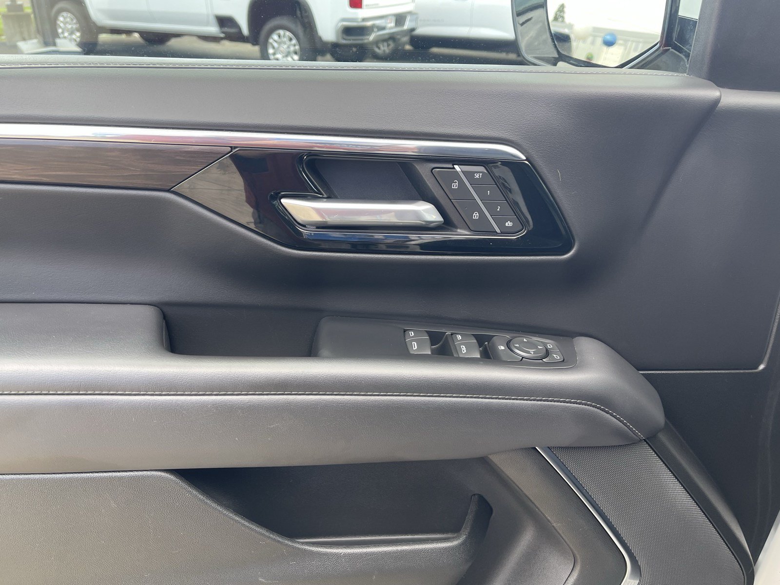Used 2025 Chevrolet Suburban Z71 AWD/4WD image 17
