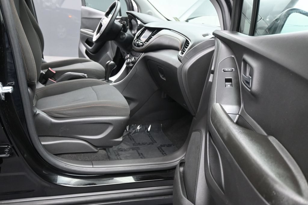 Used 2021 Chevrolet Trax LS FWD image 17