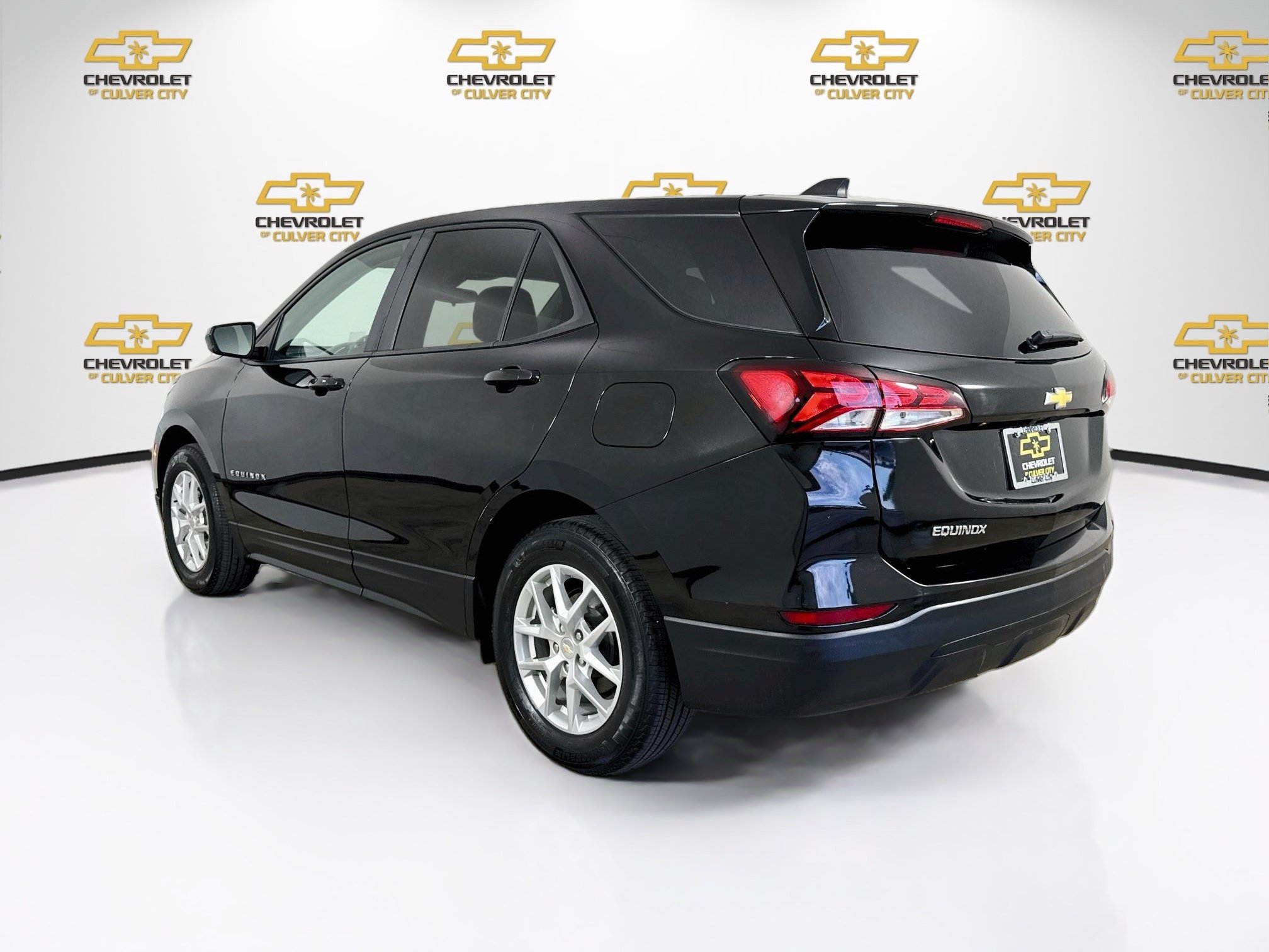 Used 2023 Chevrolet Equinox LS w/ LS Convenience Package FWD image 6